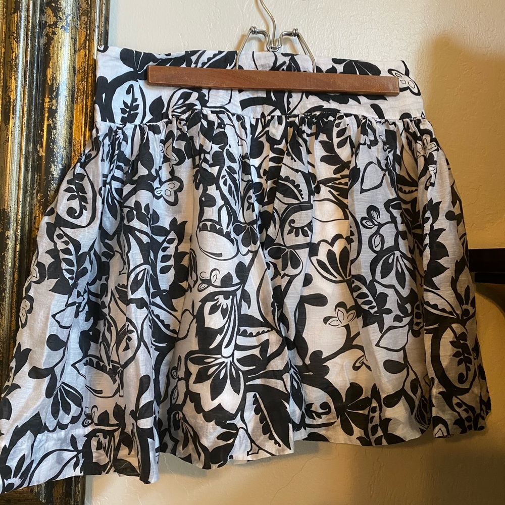 Cute skirt.  I think it’s a 10/12 . It’s lined